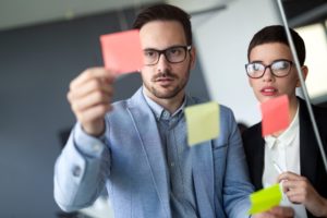 Business People Meeting At Office And Use Post It Lfevmrg Min - Contabilidade em Salvador | Contabilize Assessoria